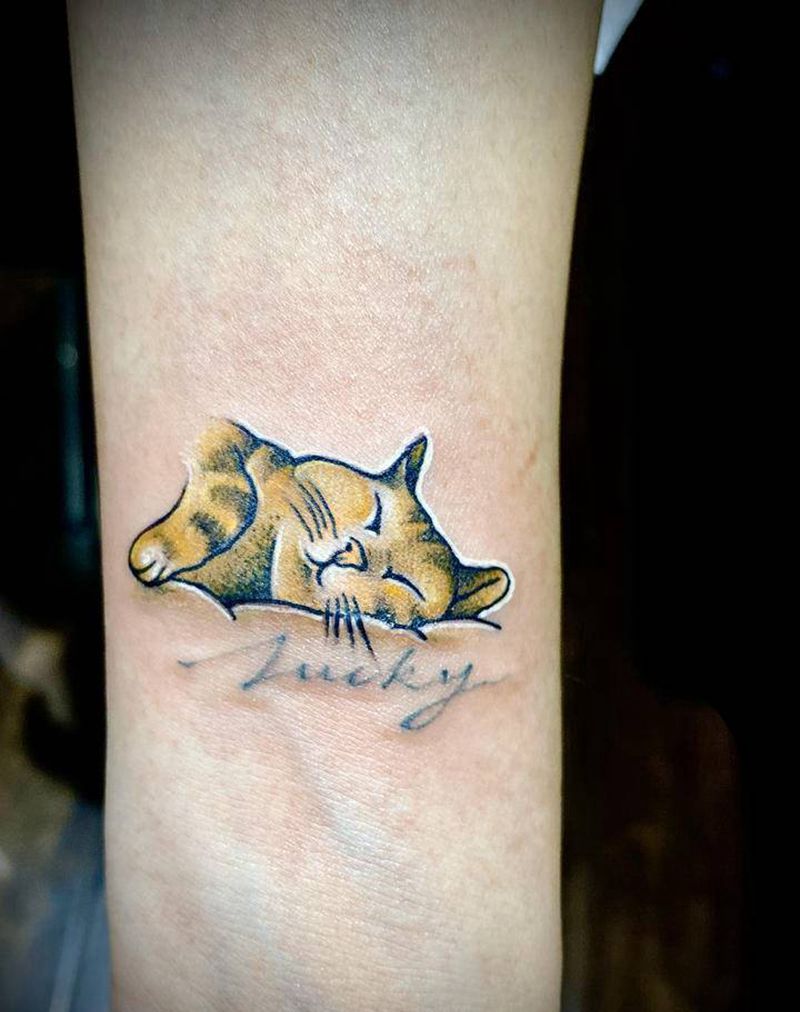 幸运的小猫纹身图片_手臂水彩纹身图案