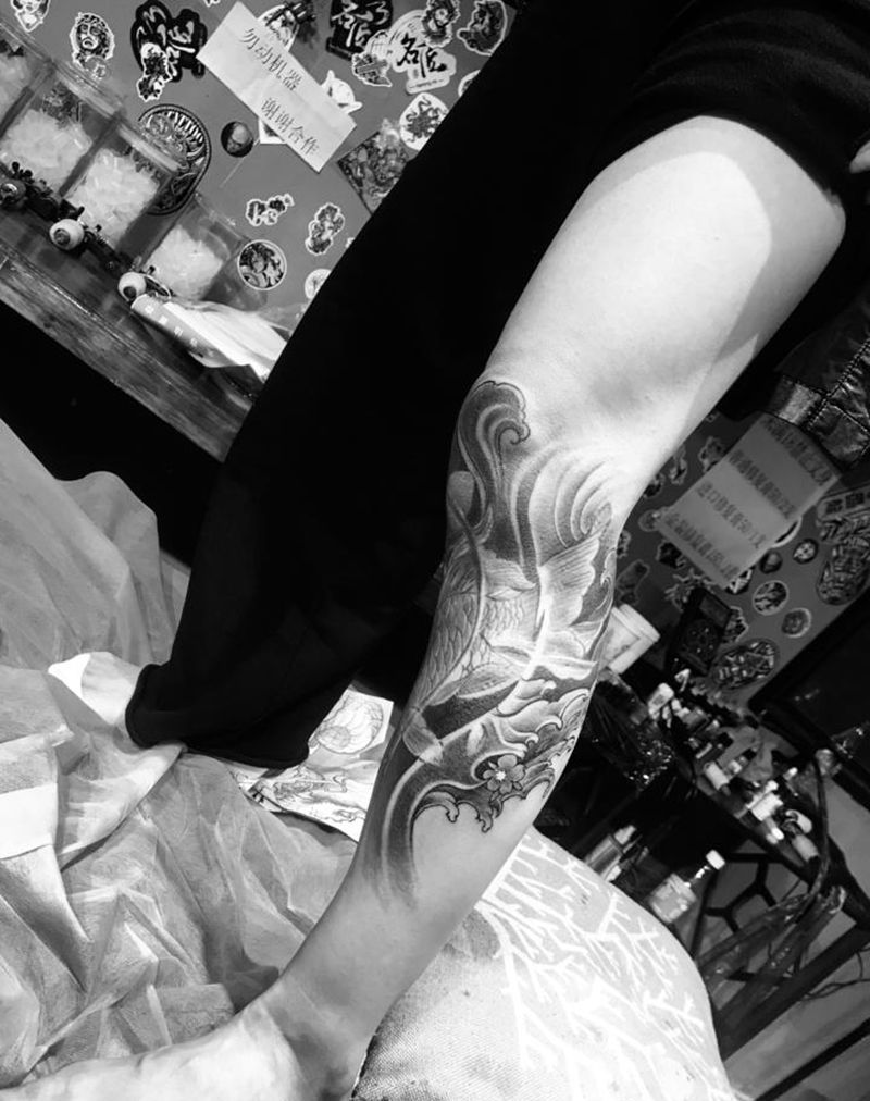 鱼纹身图片_腿部新传统纹身图案