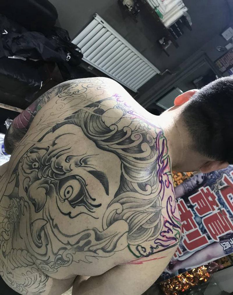通体冥王纹身图片_背部肩部新传统几何纹身图案