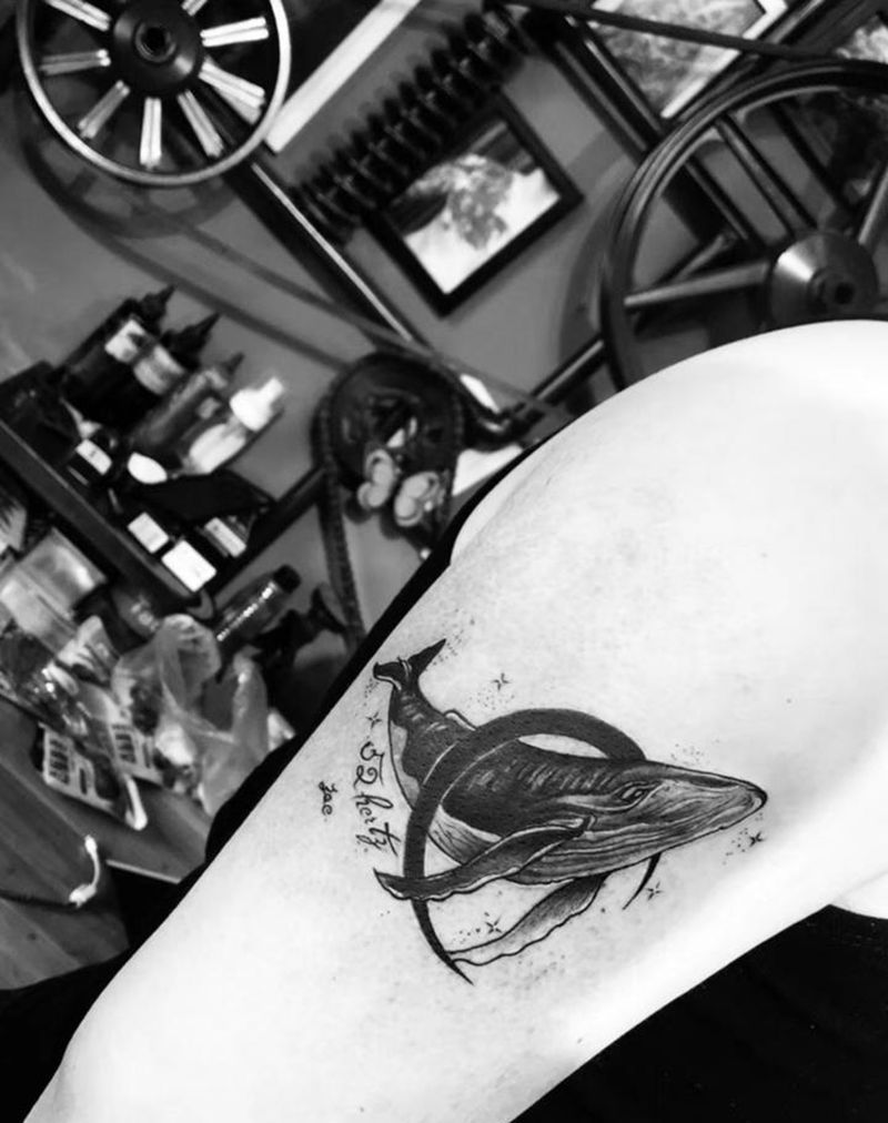 大臂鲸纹身图片_新传统点刺纹身图案
