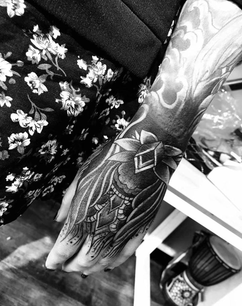 黑白花手纹身图片_手臂新传统纹身图案