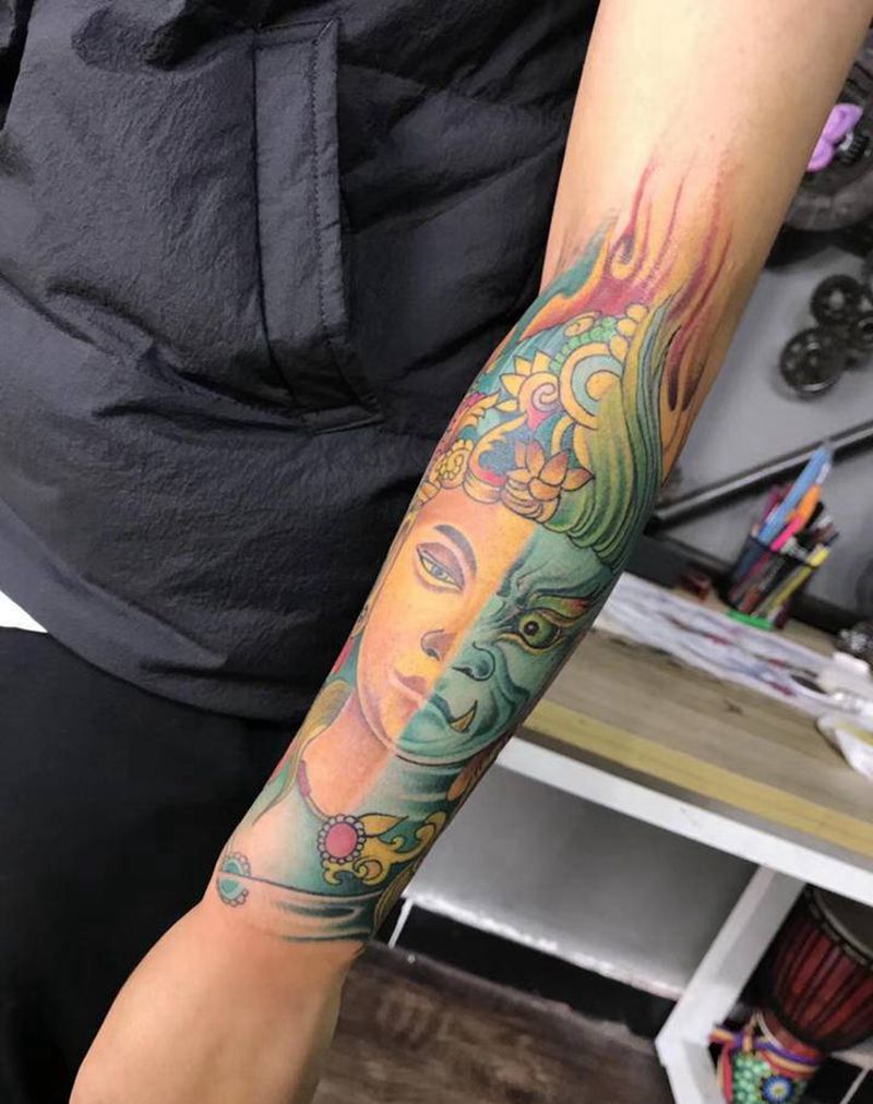 彩色一念之间纹身图片_手臂新传统纹身图案