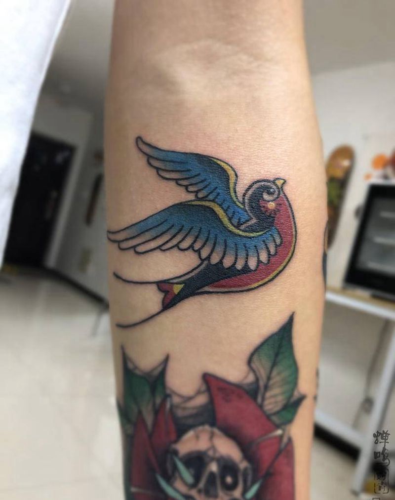 燕子纹身图片_手臂Old School纹身图案