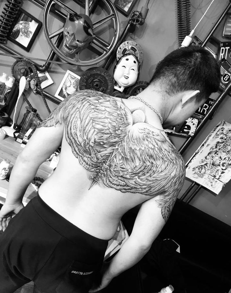 翅膀纹身图片_肩部背部新传统纹身图案