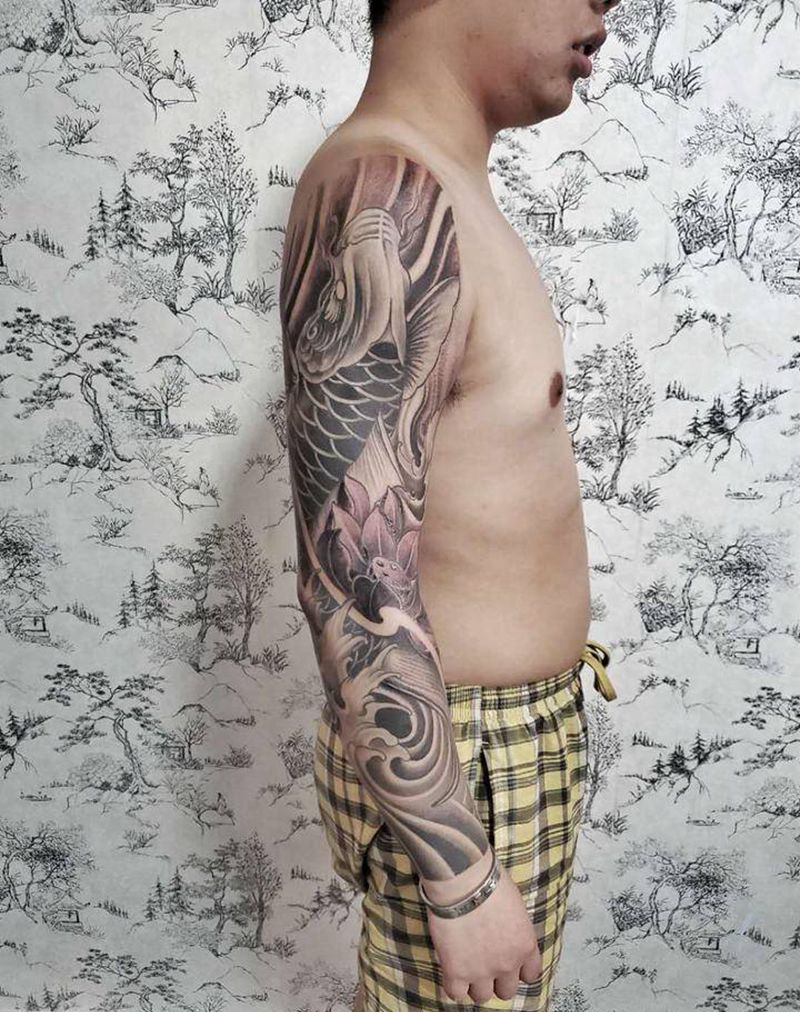 鲤鱼花臂纹身图片_手臂新传统纹身图案