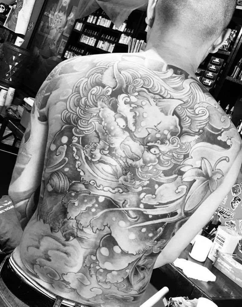 唐狮纹身图片_肩部背部纹身图案