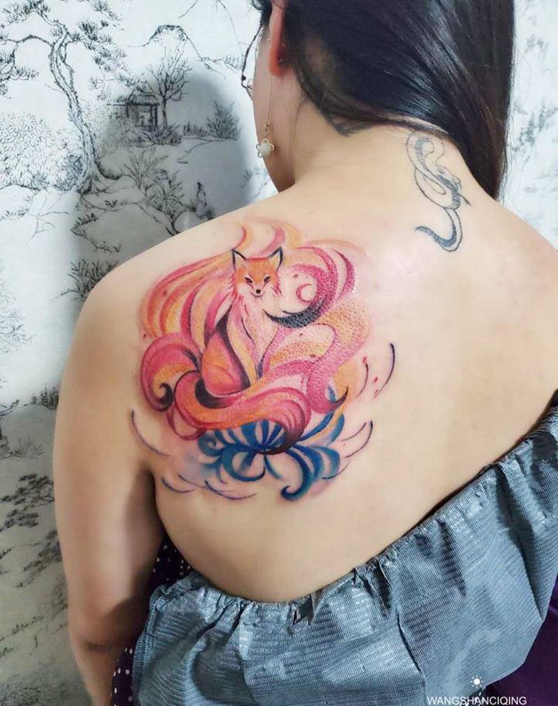 泼墨彩色九尾狐纹身图片_肩部水墨水彩纹身图案