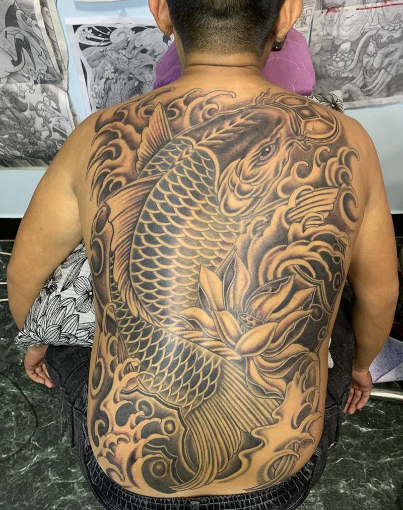 鲤鱼纹身图片_背部老传统纹身图案