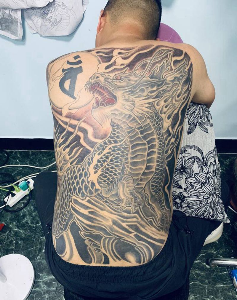 满背麒麟纹身图片_背部老传统纹身图案