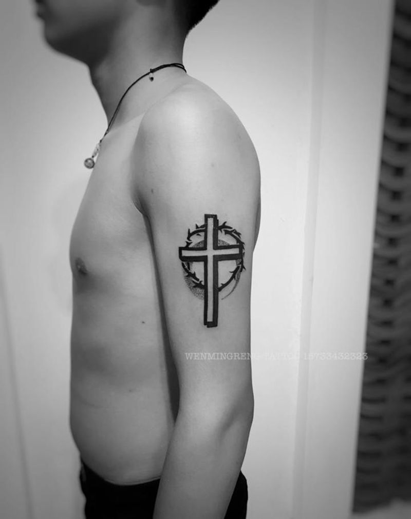 大臂十字架纹身图片_手臂新传统纹身图案