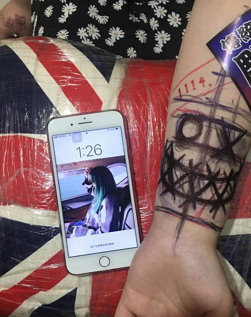 原创手绘笑脸纹身图片_手臂纹身图案