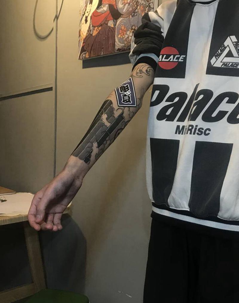 老传统灰雾纹身图片_手臂纹身图案