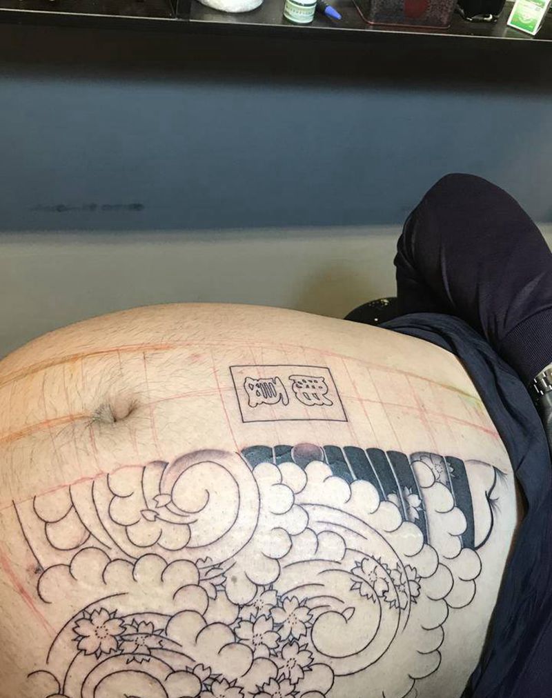 老传统开衫 未完成纹身图片_腹部老传统纹身图案