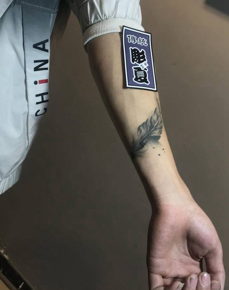 水墨小羽毛纹身图片_手臂纹身图案