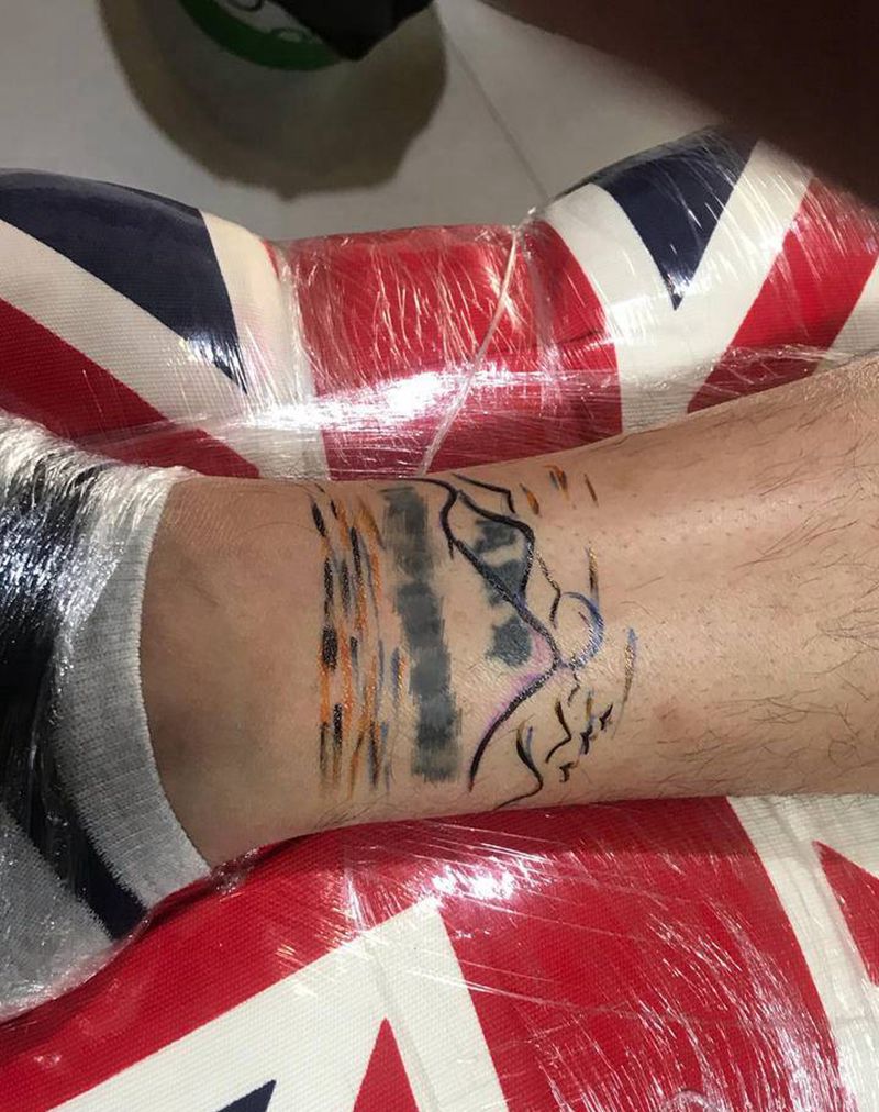 小图手绘遮盖纹身图片_腿部纹身图案