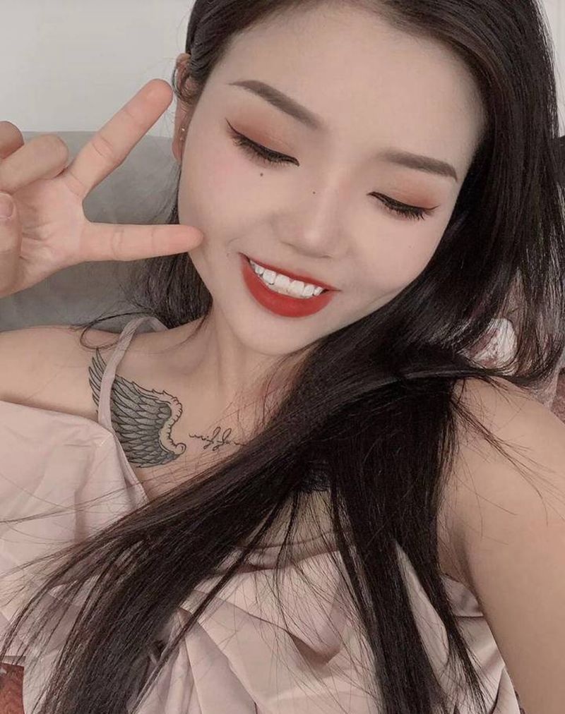 小翅膀纹身图片_胸部纹身图案