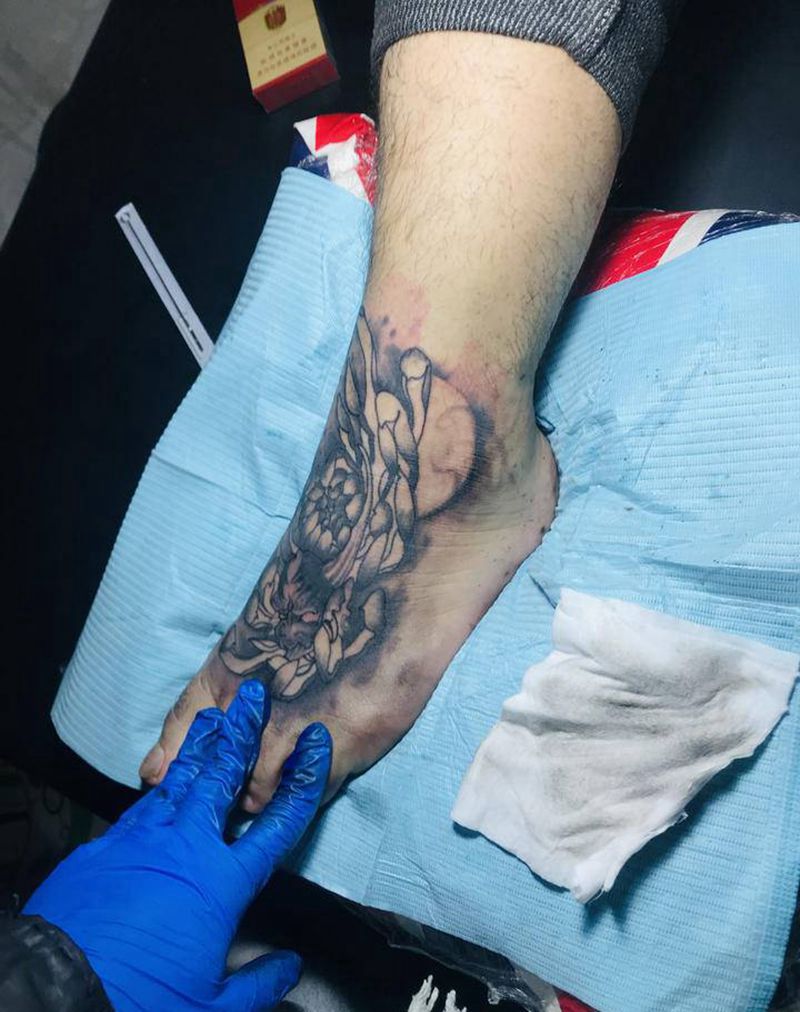 般若戏菊花纹身图片_脚部新传统纹身图案