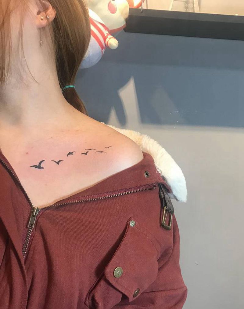 锁骨小燕子纹身图片_胸部纹身图案
