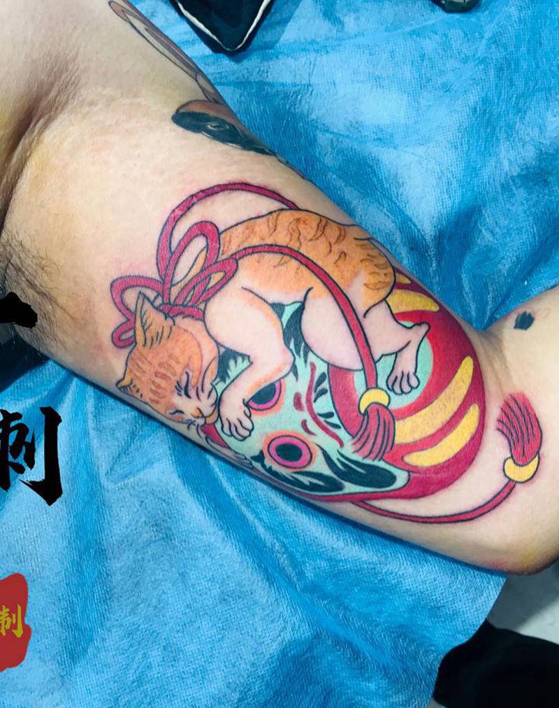 猫与达摩蛋纹身图片_肩部手臂新传统水彩纹身图案