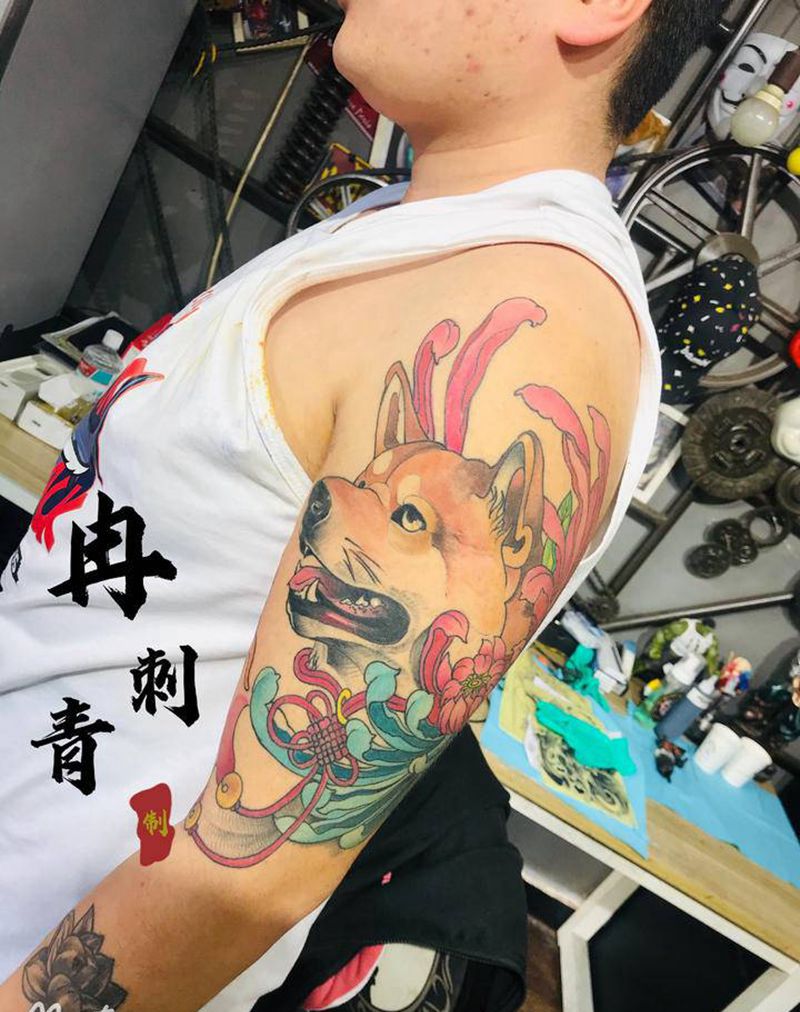 秋田犬纹身图片_肩部新传统纹身图案