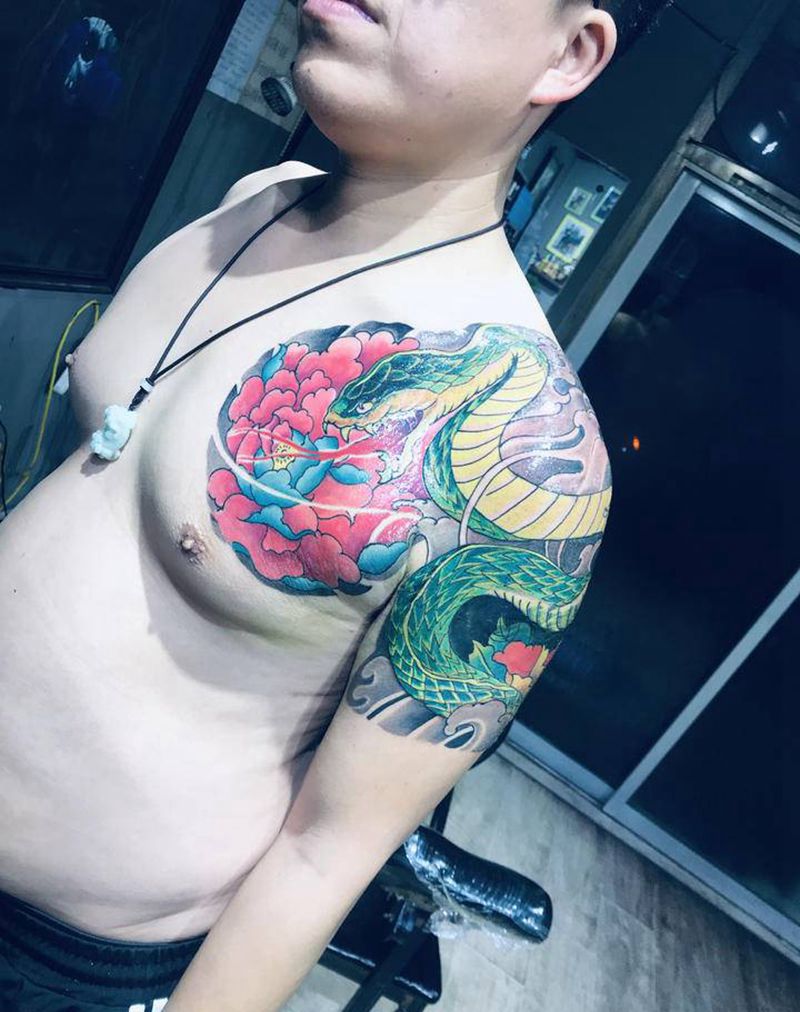 蛇与牡丹纹身图片_肩部手臂新传统纹身图案
