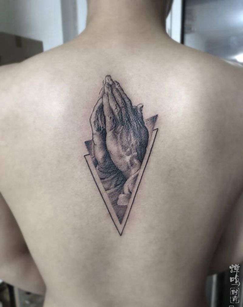 祈祷之手纹身图片_背部欧美写实纹身图案