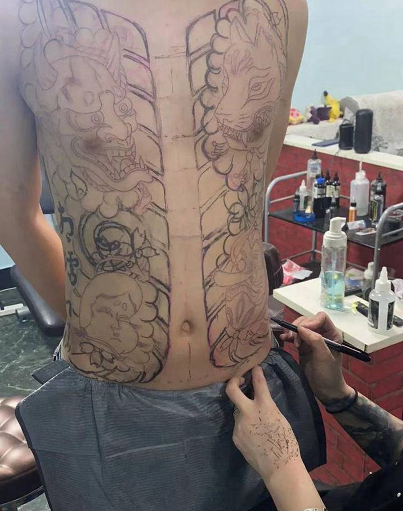 日式纹身图片_腹部胸部老传统开衫纹身图案