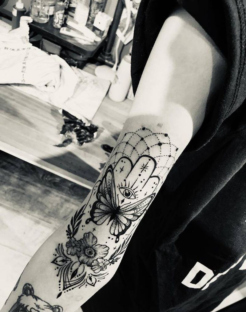 蝴蝶点刺纹身图片_手臂手部点刺纹身图案