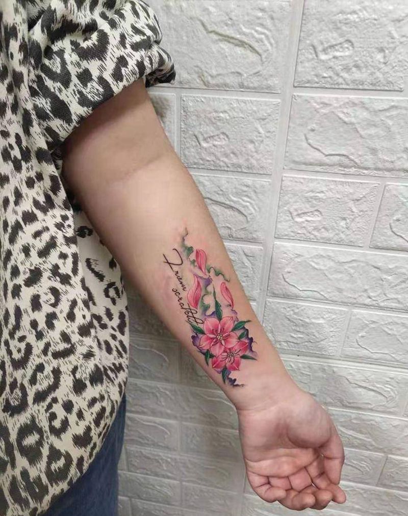 水墨花纹身图片_手臂老传统纹身图案