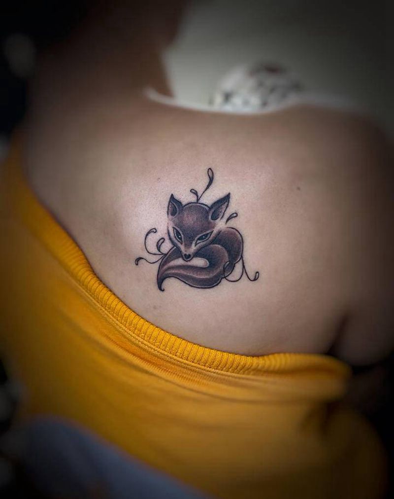后肩小狐狸纹身图片_背部新传统纹身图案