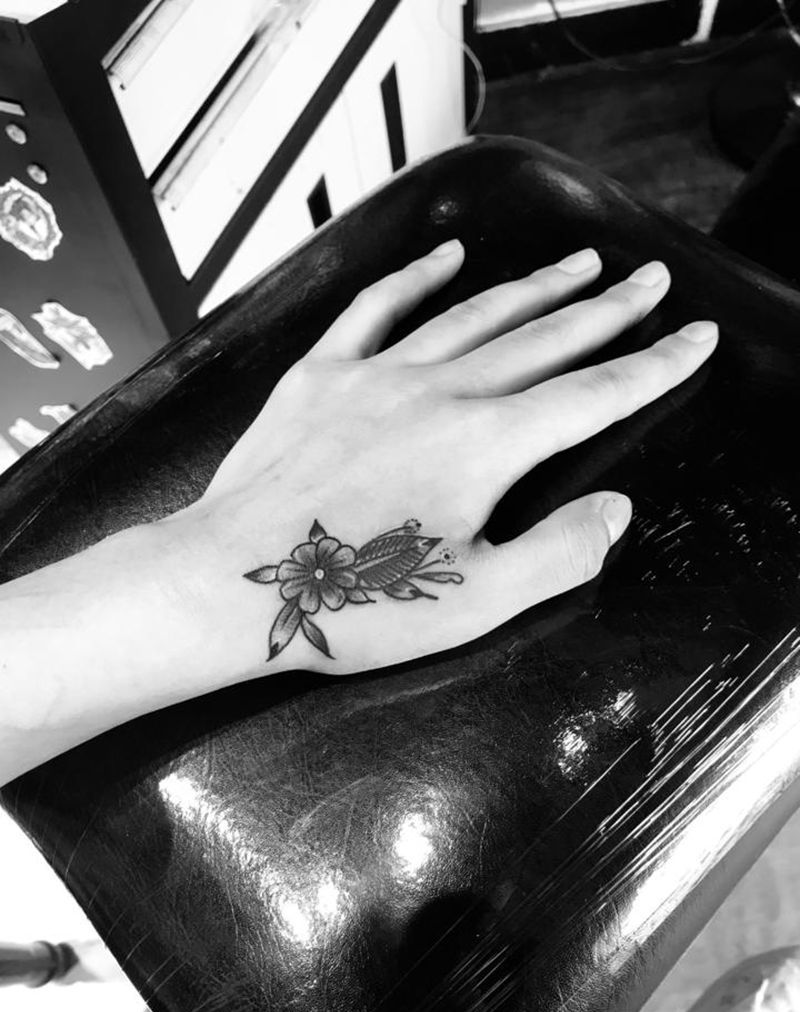 遮盖手背花纹身图片_手臂手部新传统点刺纹身图案