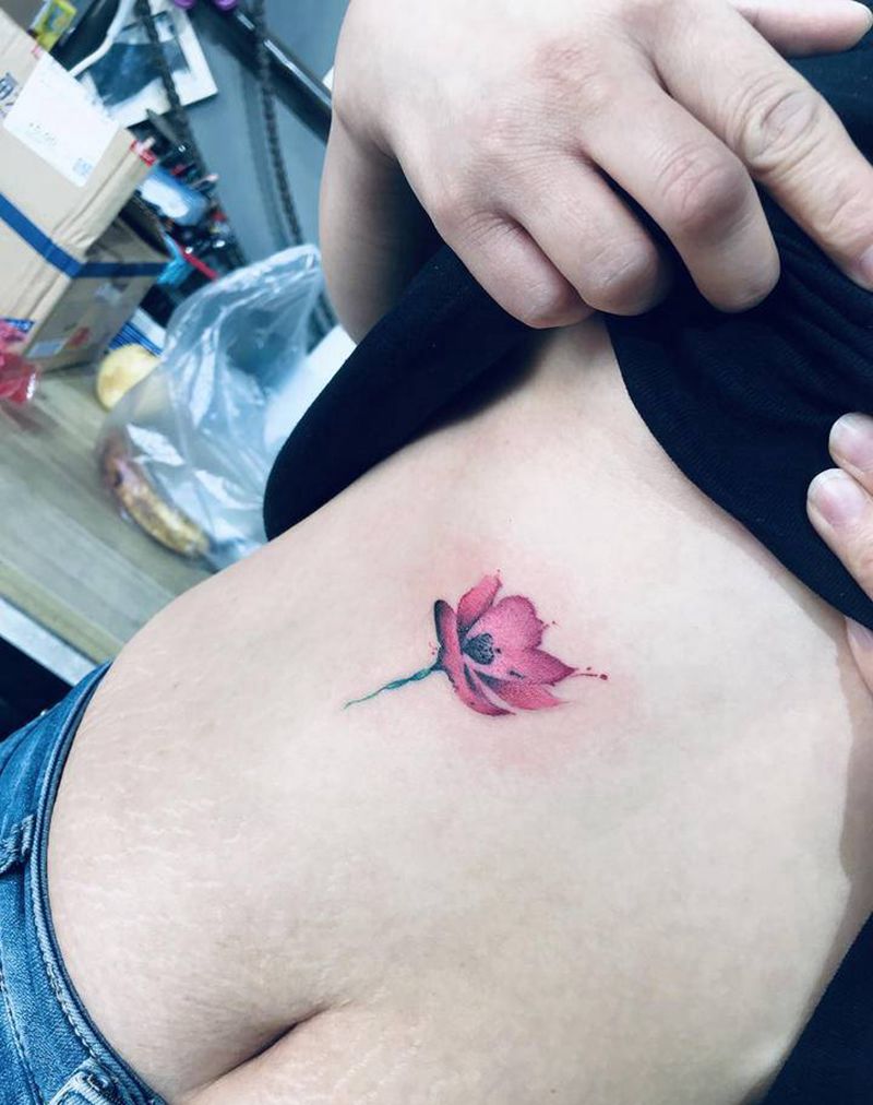 水彩小花纹身图片_腹部水彩新传统纹身图案