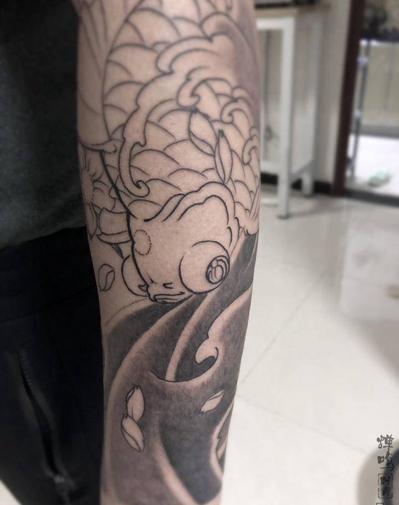 金鱼归燕纹身图片_手臂新传统纹身图案