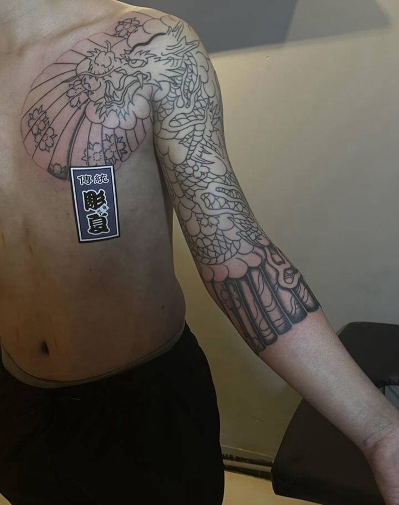 板甲龙纹身图片_胸部老传统纹身图案