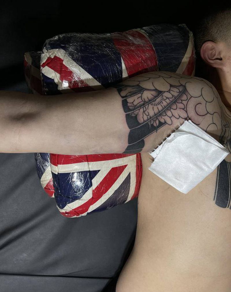 板甲袖口纹身图片_胸部纹身图案