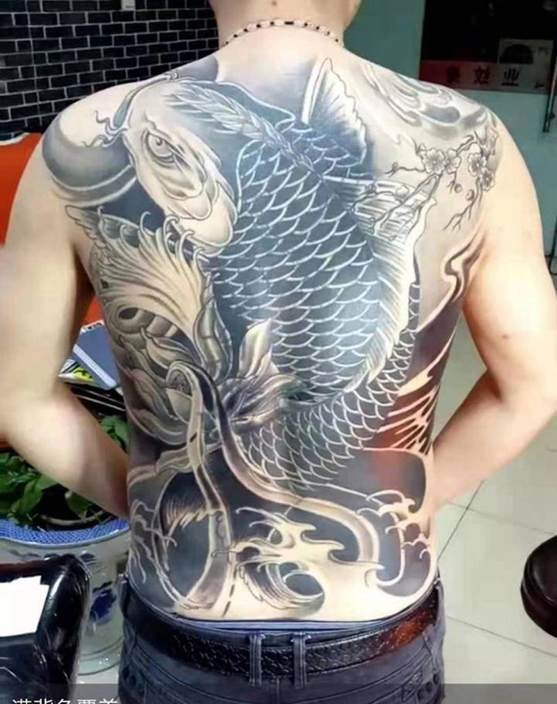 满背鱼覆盖纹身图片_背部老传统纹身图案