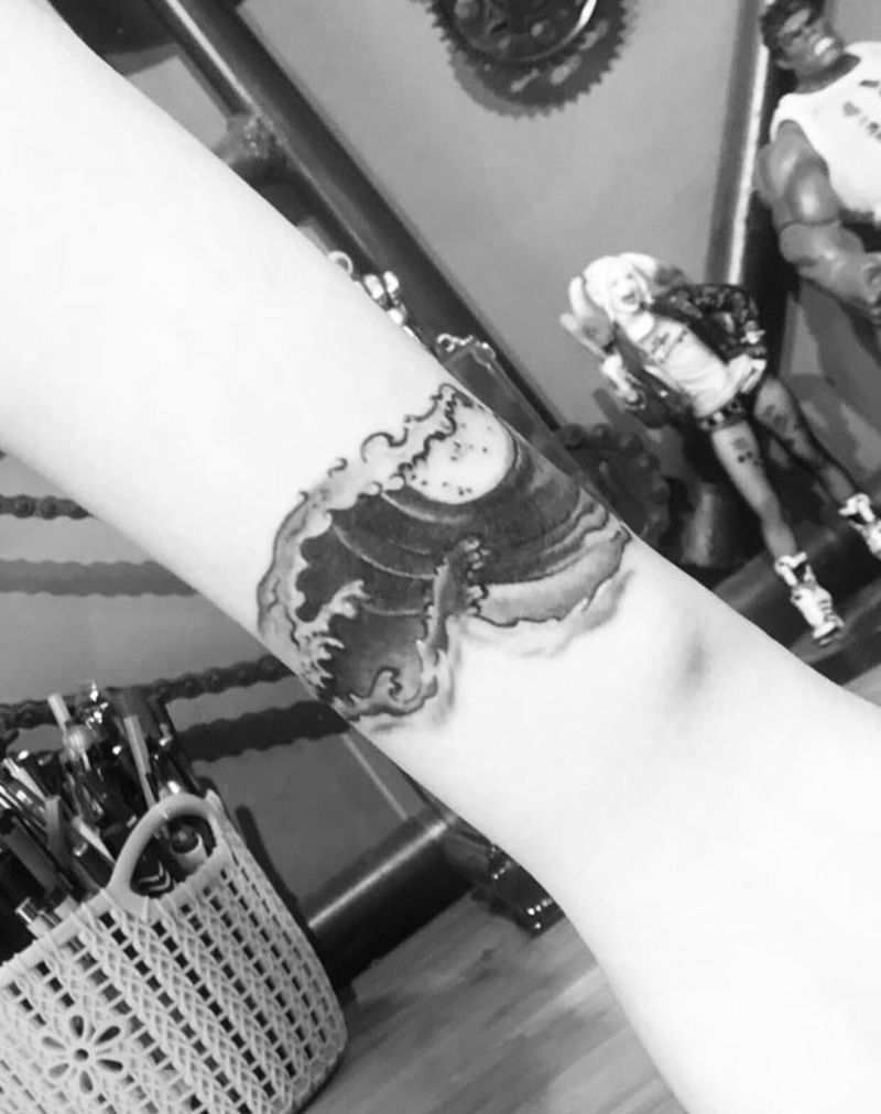 小海浪纹身图片_手臂新传统水墨纹身图案