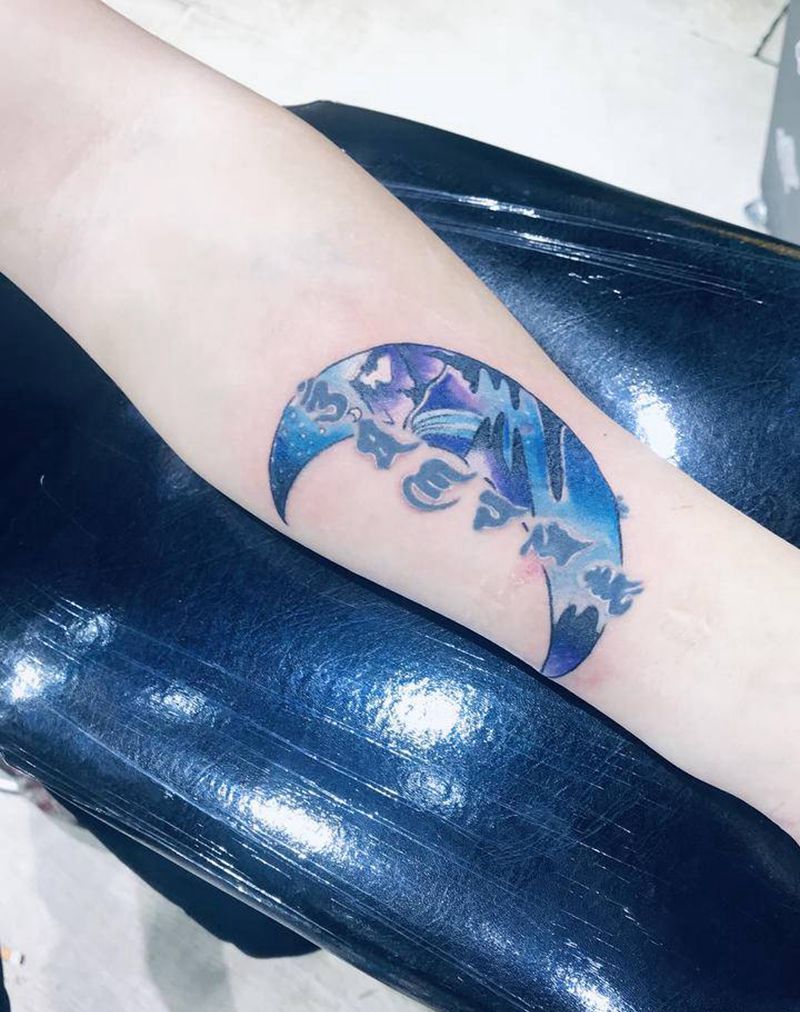月亮遮盖字母纹身图片_手臂新传统水彩纹身图案