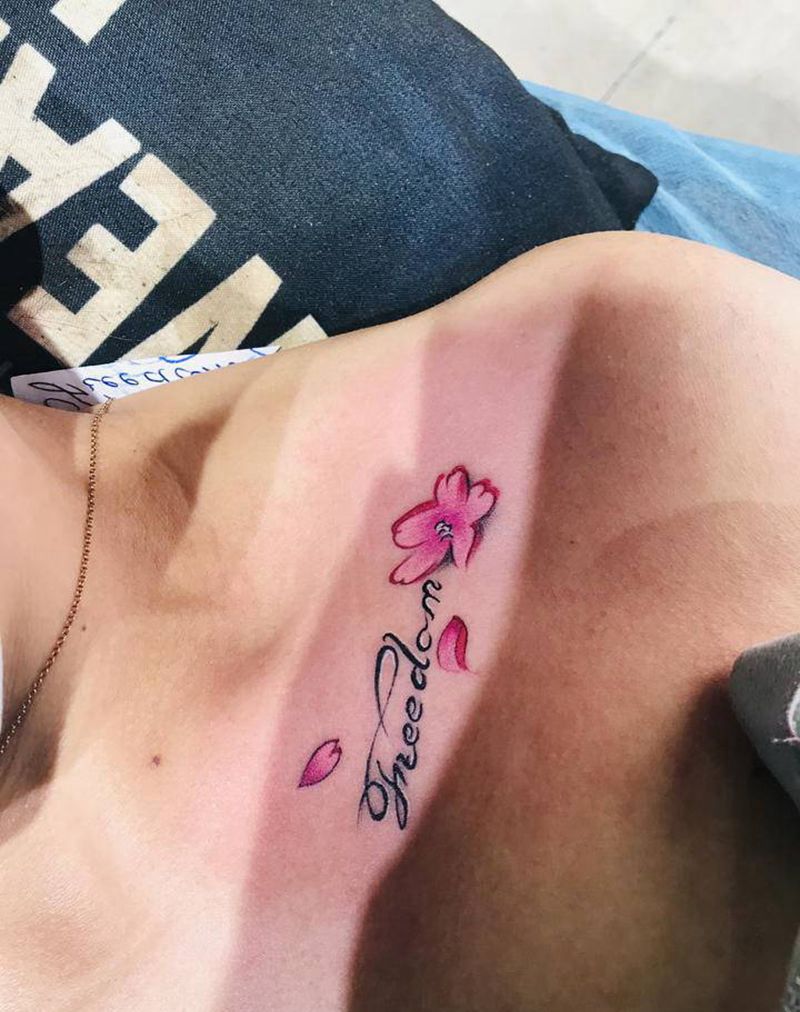 小樱花纹身图片_胸部新传统水彩纹身图案