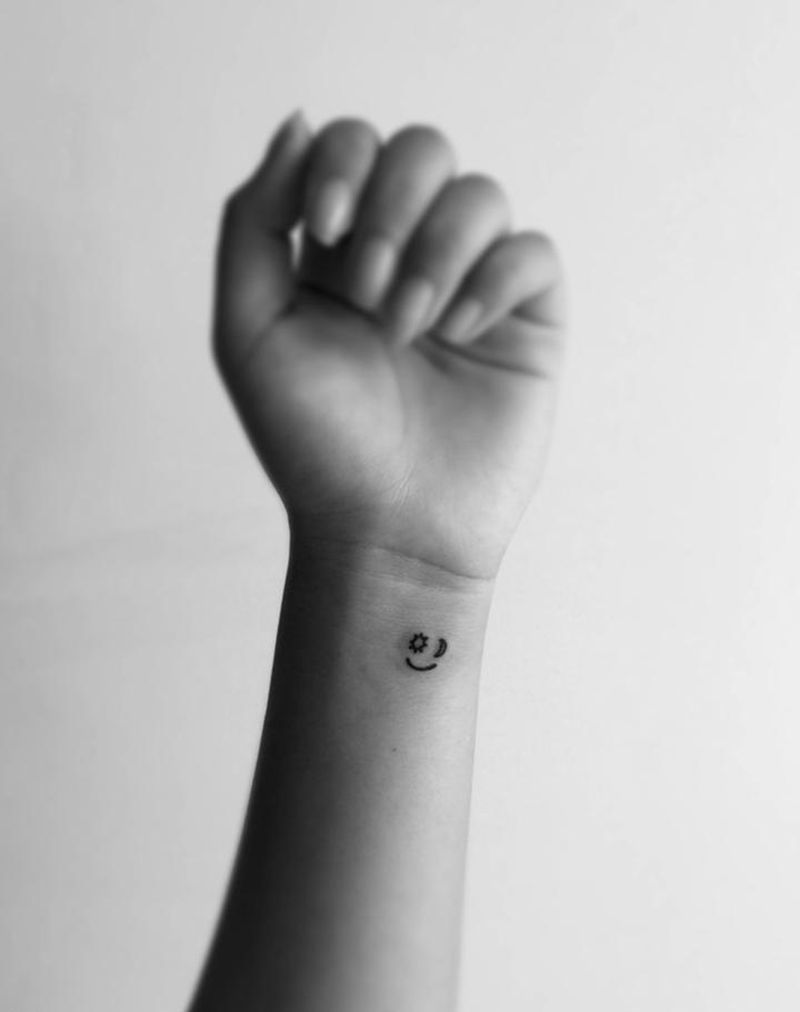 小笑脸纹身图片_成品手臂清新图腾纹身图案