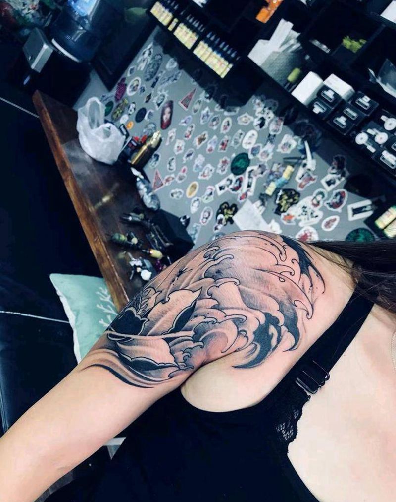 荷花纹身图片_肩部手臂纹身图案