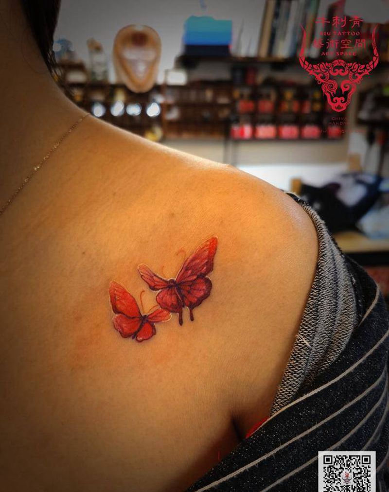 蝴蝶纹身图片_肩部水彩纹身图案