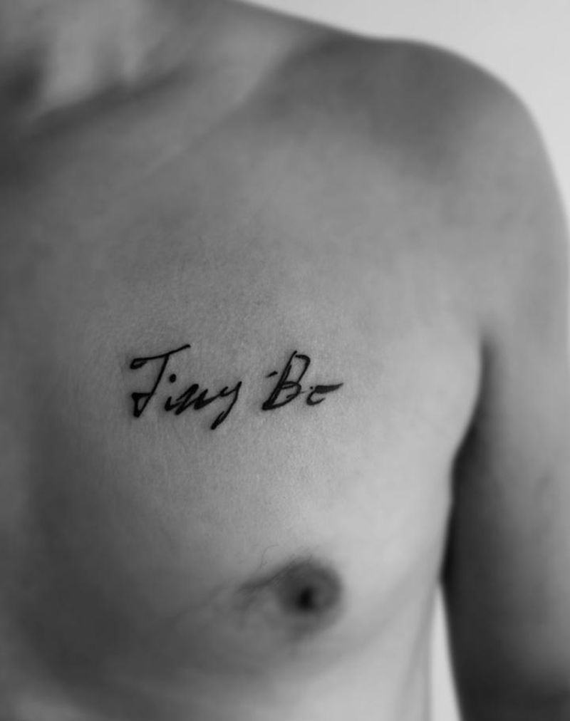 字母纹身图片_成品胸部清新字符图腾纹身图案