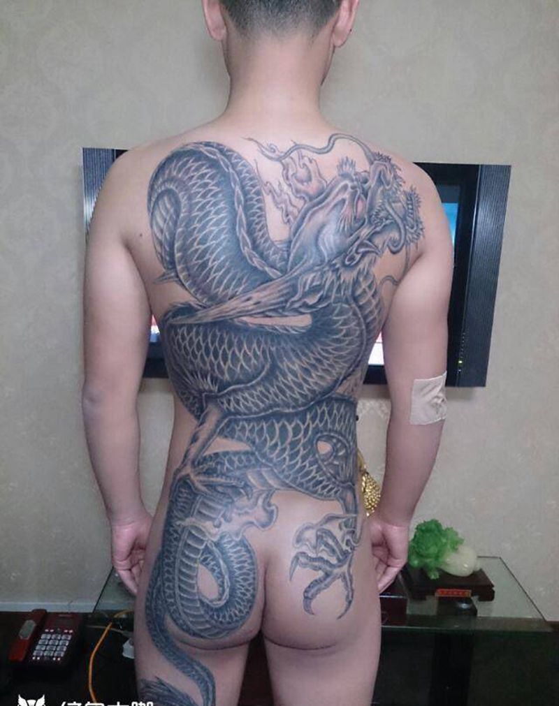 满背龙纹身图片