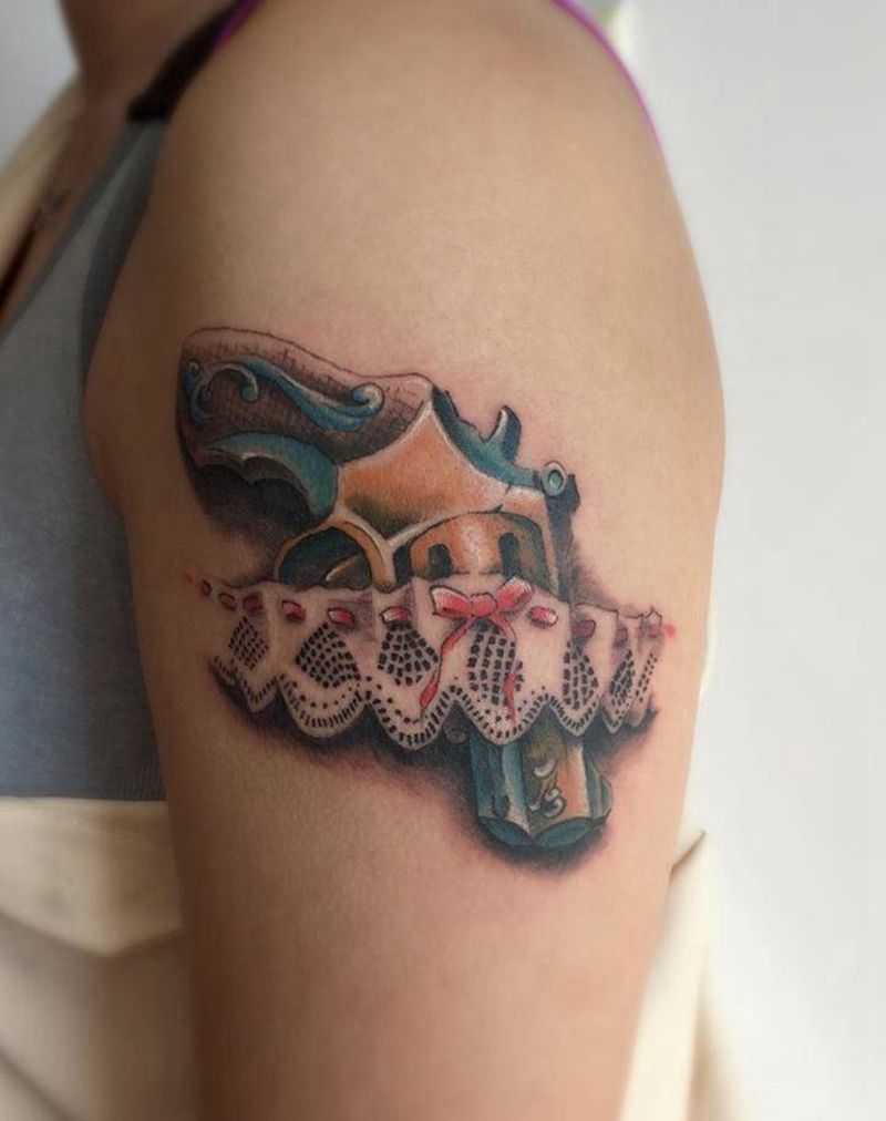 左轮手枪+蕾丝纹身图片_成品手臂欧美写实静物纹身图案