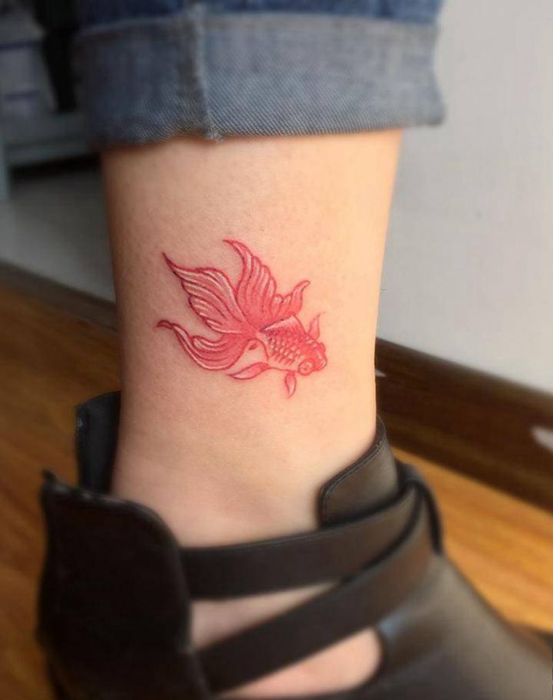 金鱼纹身图片_成品腿部传统清新动物纹身图案