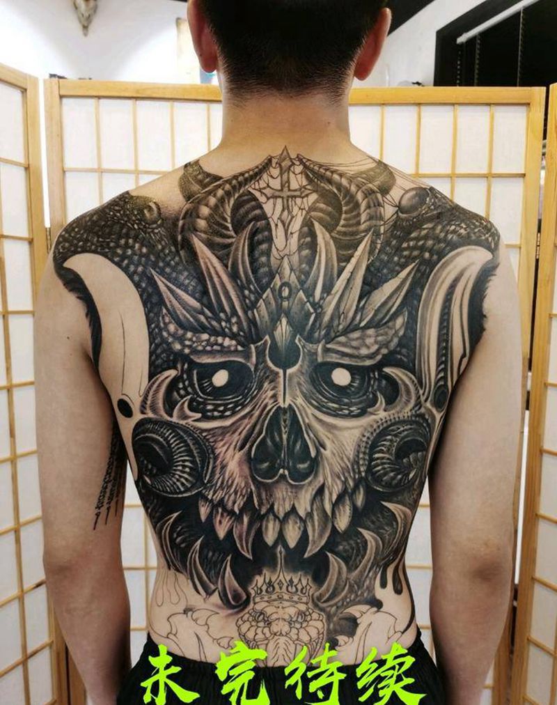未完待续纹身图片_背部欧美写实纹身图案
