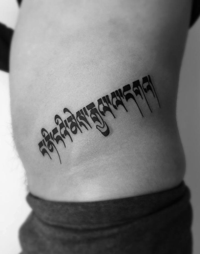藏文纹身图片_成品腰部清新字符图腾纹身图案