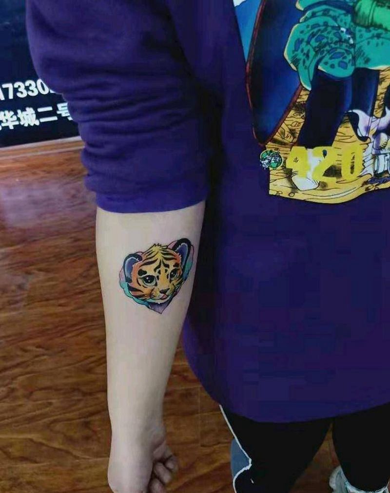 小老虎纹身图片_手臂老传统纹身图案