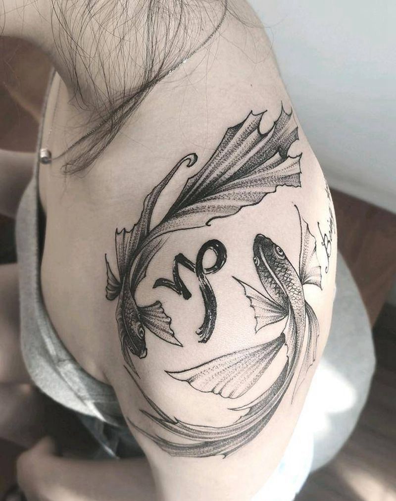 双鱼+摩羯纹身图片_肩部背部点刺水墨纹身图案